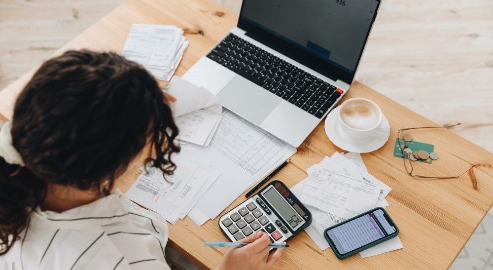 Propietaria-de-vivienda-calculando-iva-alquiler-temporal