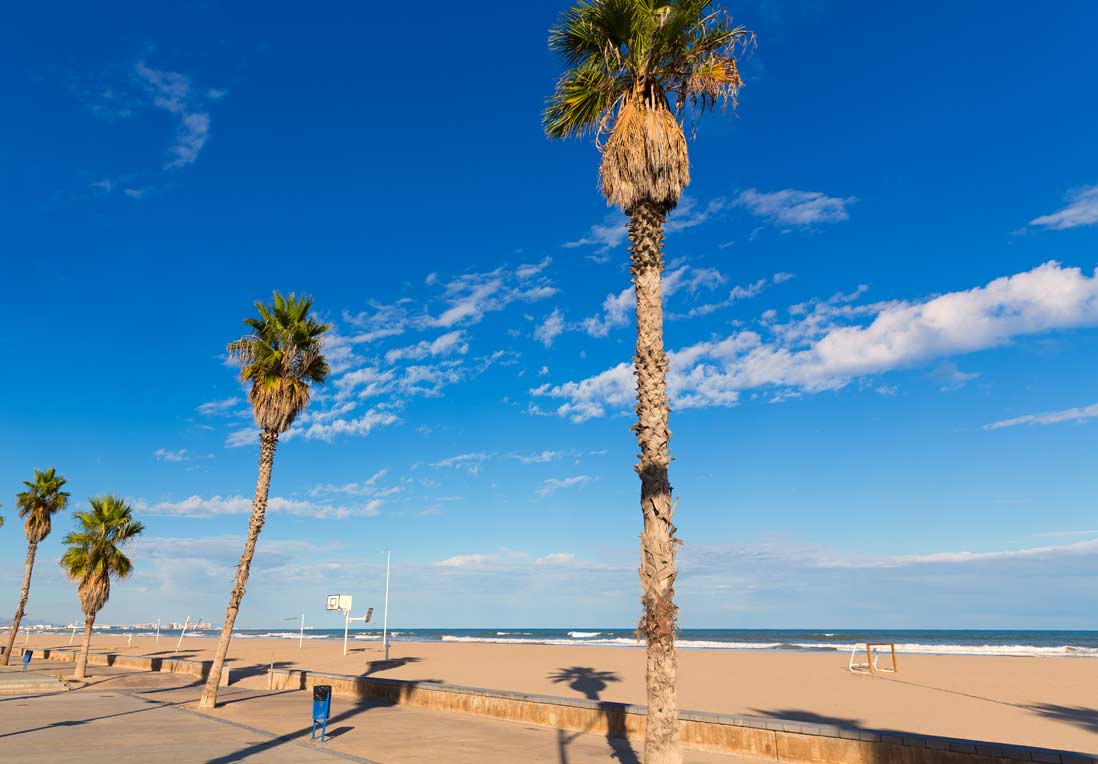 Promenade sur la plage de la Malvarrosa à Valence