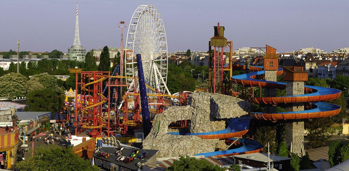 Attractions et grande roue dans le parc du Prater de Vienne