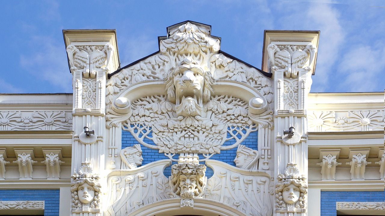 Facciata in stile Art Nouveau di un edificio nel centro di Riga