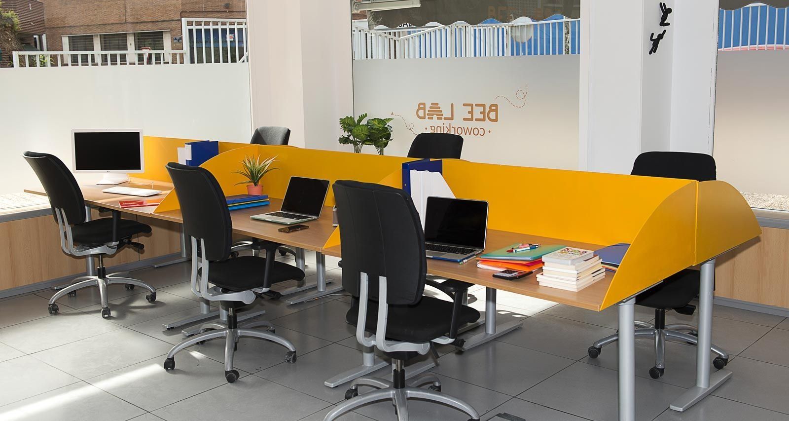 Parte del espacio de Coworking Bee Lab, con sus mesas amarillas