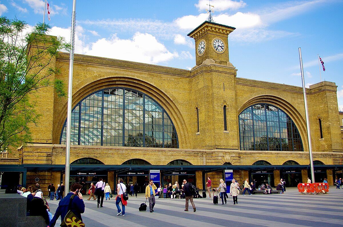 Esterno della stazione di King's Cross con i viaggiatori che camminano nelle vicinanze