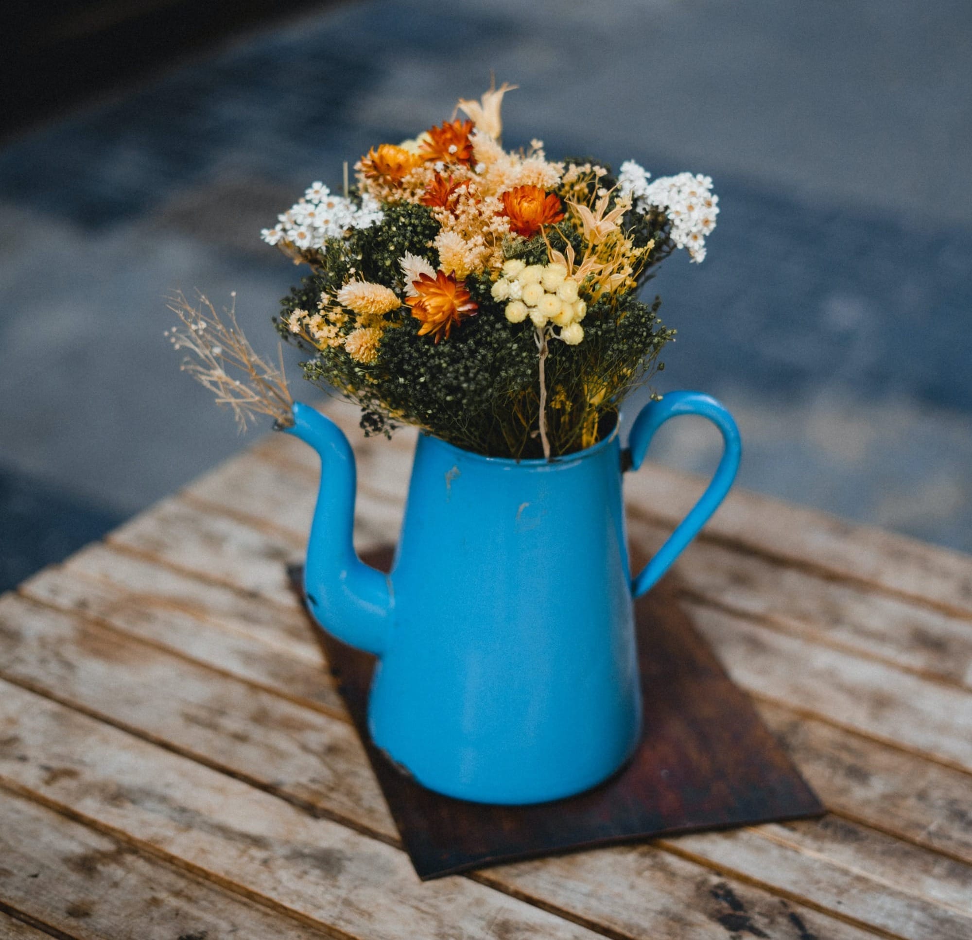 Blaue Zinnvase, wiederverwendet und in eine Vase für Trockenblumen umgewandelt