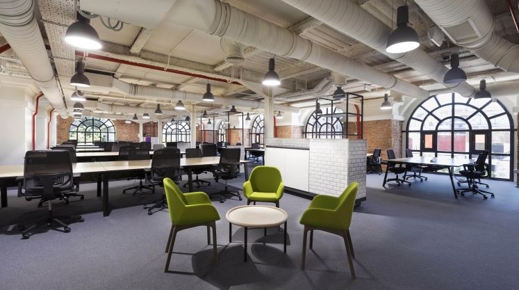 Espacio de Coworking de Campus en Madrid con grandes ventanales