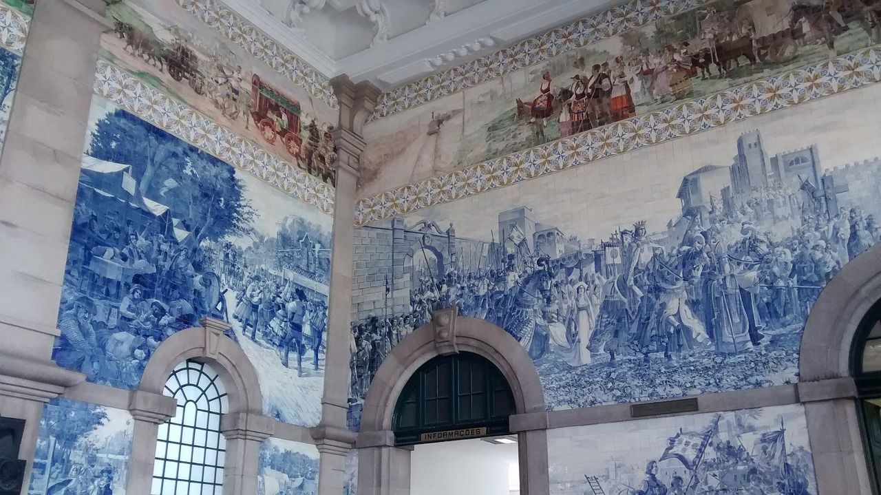 Estação ferroviária do Porto com os seus tradicionais azulejos azuis