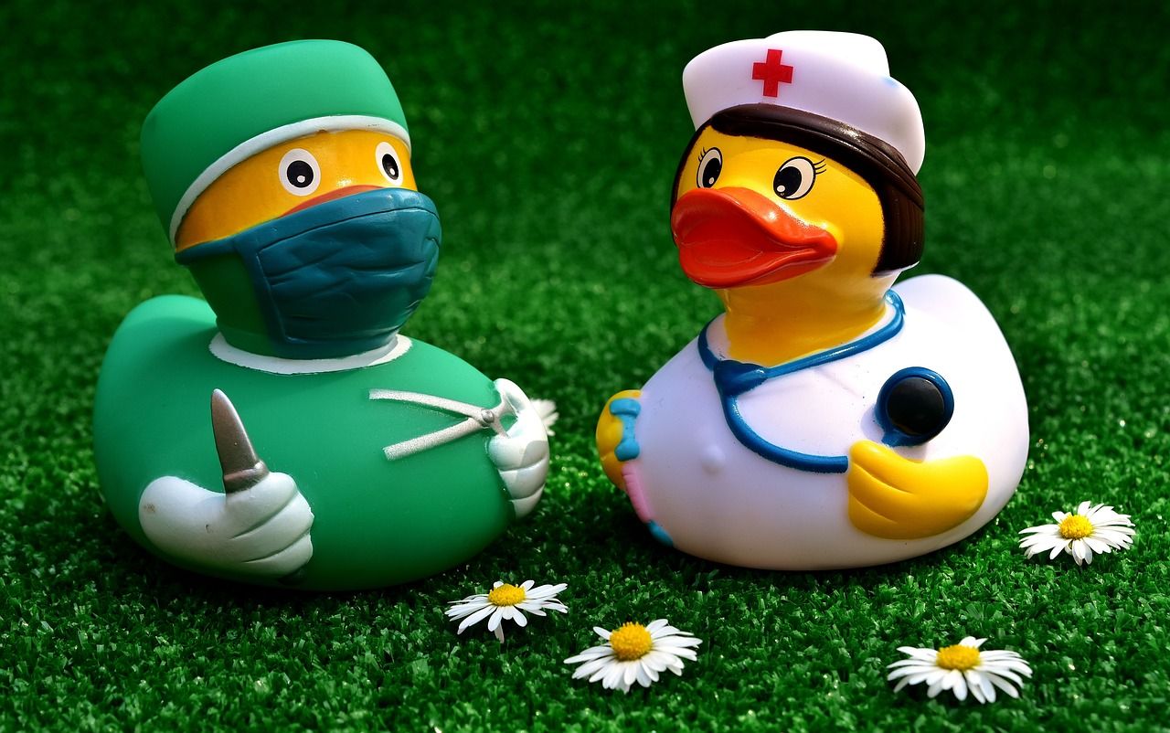 Patos de borracha vestidos de médico e enfermeiro