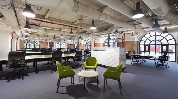Espaço de Coworking Campus Madrid com suas grandes janelas
