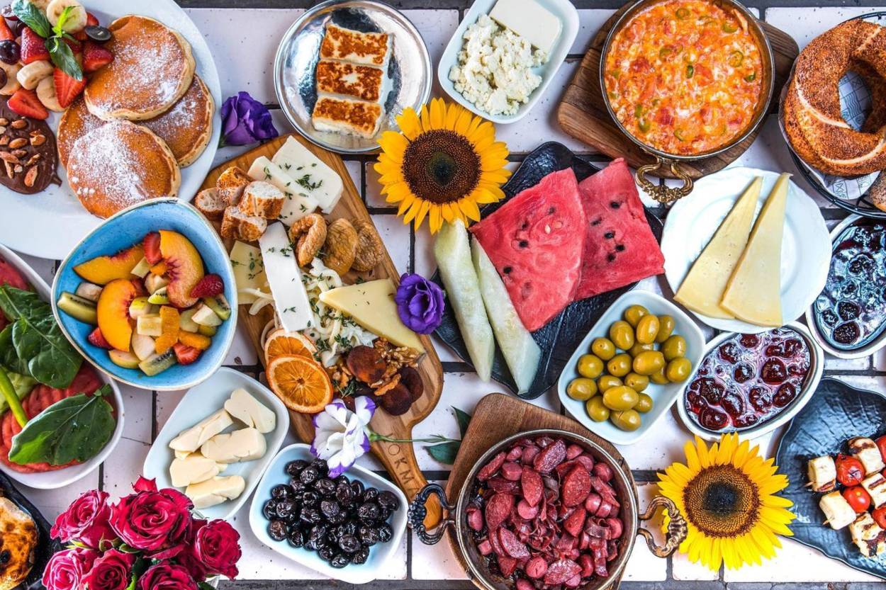 Petit-déjeuner traditionnel d'Istanbul copieux et coloré