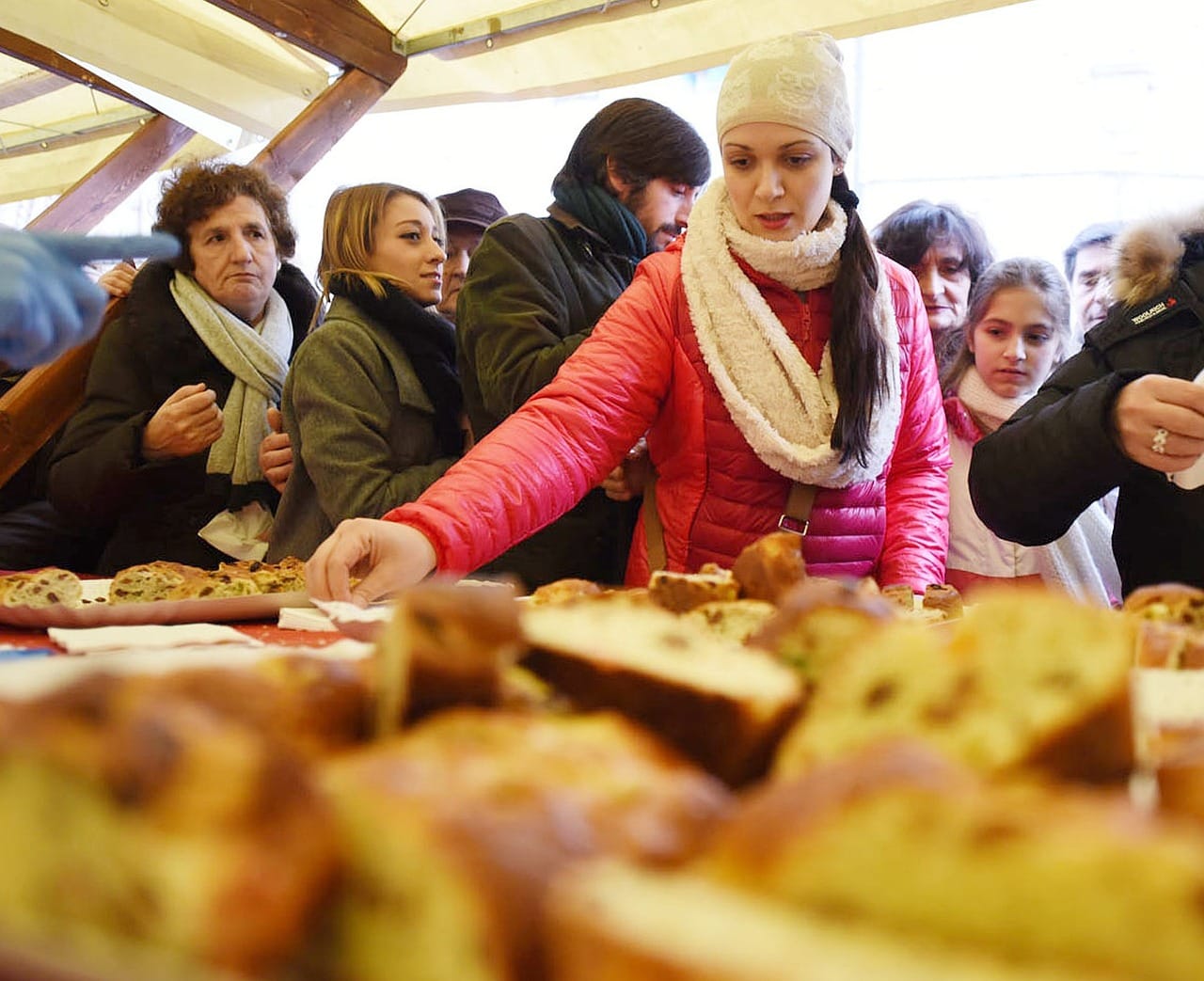 Persone davanti a un mercato di prodotti freschi