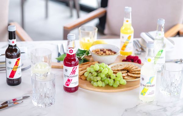 🇬🇧 Natürlich, bio, royal: Wie Luscombe alkoholfreie Drinks erwachsen machte