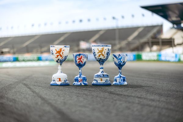 🇳🇱 Tradition trifft Speed – Formel 1 in Zandvoort: Die Pokale glänzen in Delfter Blau