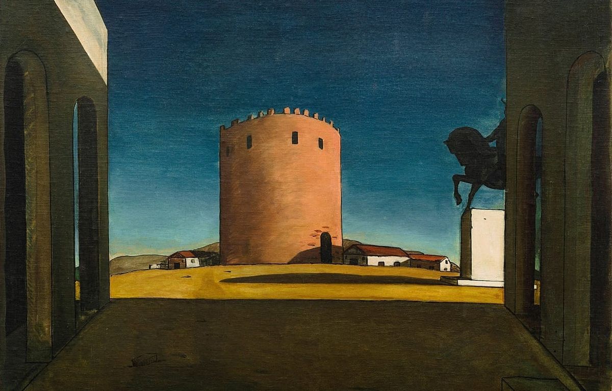 Een rode toren in het landschap en in het licht, gezien vanuit de beschutting van een straat met veel schaduw. Een ruiterstandbeeld is rechts half te zien. 