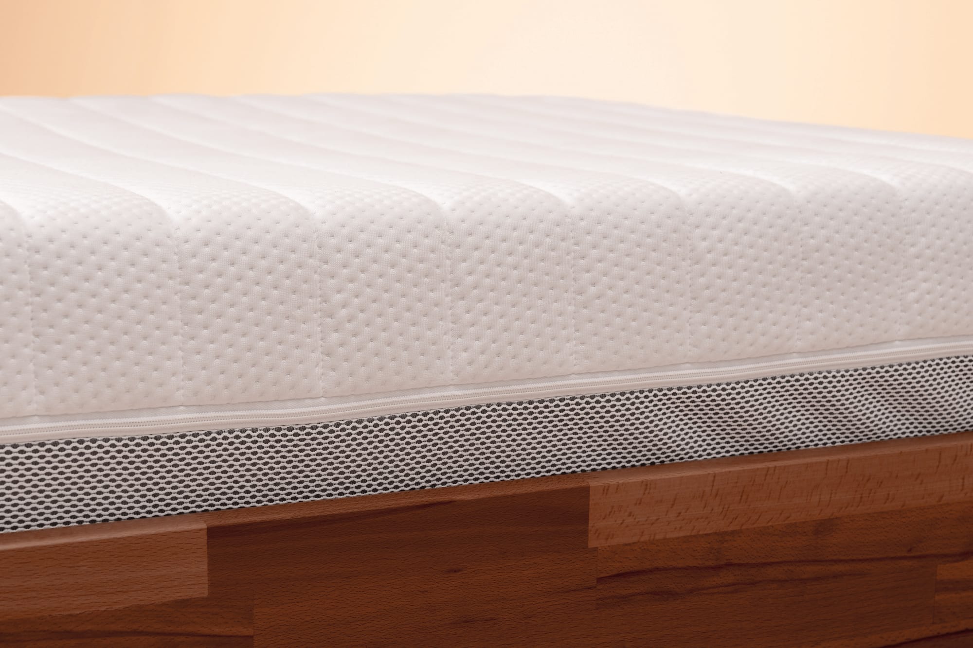 CosyMa Matratze mit 3D-Klimabord auf Boxspring-Unterbau – optimale Belüftung und ergonomische Unterstützung.
