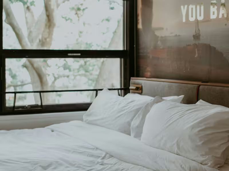 Modernes Queensize Bett im Schlafzimmer – ideale Größe für Paare und Singles mit begrenztem Platz.