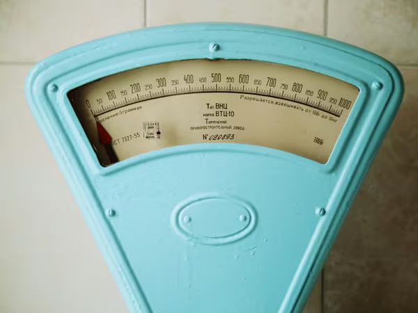 Frau liegt entspannt auf einer stabilen Matratze – ideal für Menschen mit Übergewicht, die Wert auf Komfort und ergonomische Unterstützung legen.