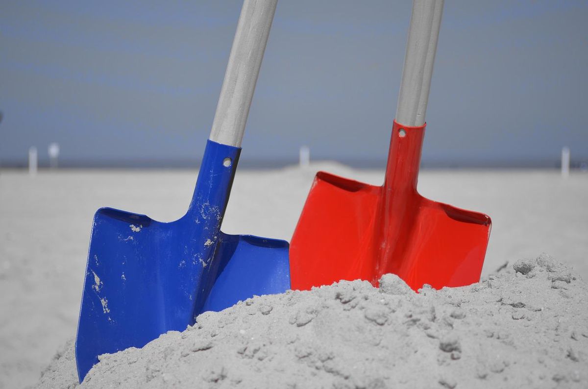 sand shovel metal detecting with kids