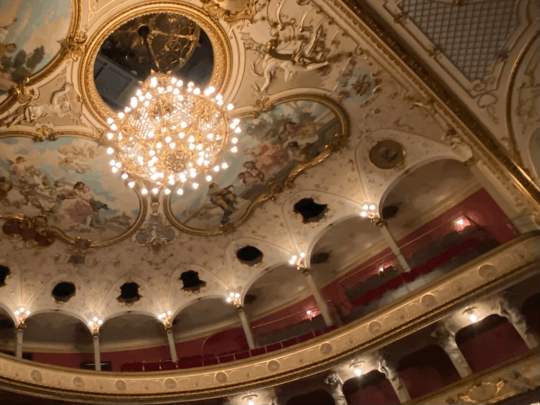Backstage im Opernhaus