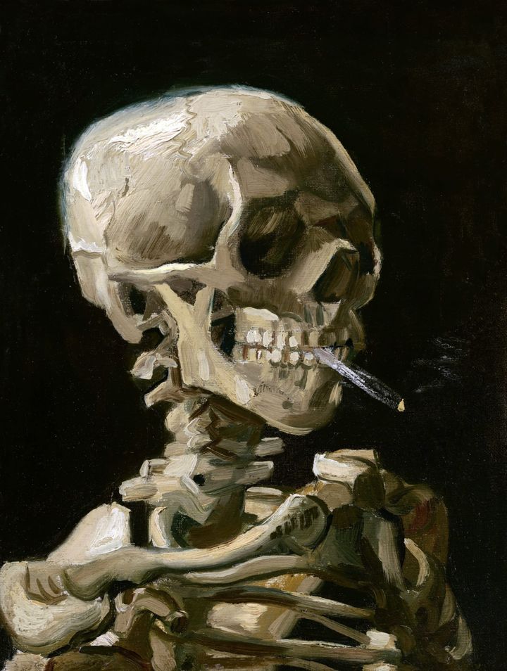 칠흑 같은 어둠 속에서 하얗게 드러난 이빨과 불타는 담배 한 개비, 담배를 문 해골 Skull of a Skeleton with Burning Cigarette