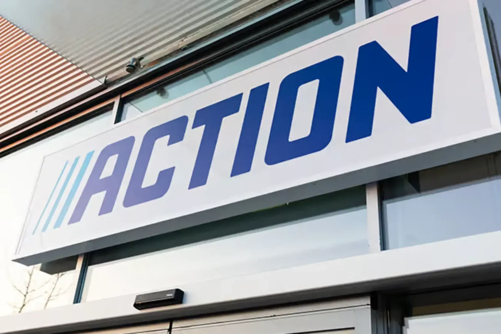 Actionin logo myymälän julkisivussa