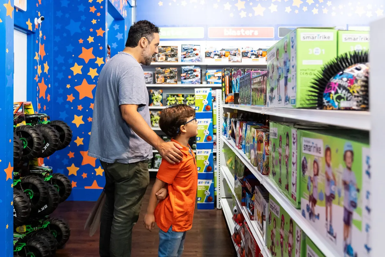 Toys"R"Us opening new flagship stores and seasonal holiday shops