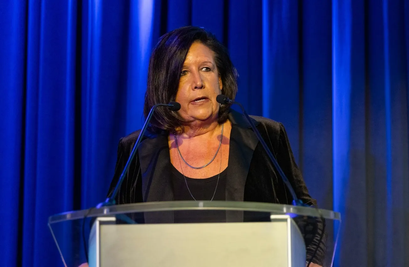 Hy-Vee CEO honors Donna Tweeten as an industry trailblazer