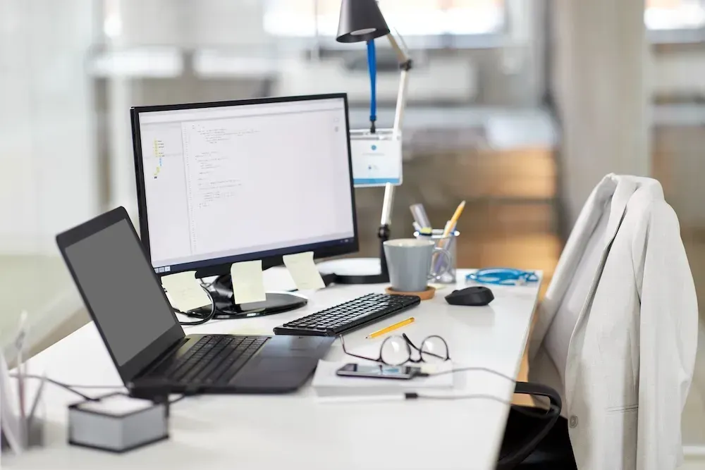 Auxiliar administrativo: qué hace, cuánto cobra y diferencias con otros perfiles de oficina