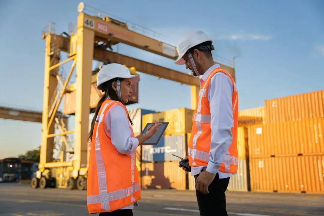 Comercio internacional vs administración: cuál elegir según tu futuro
