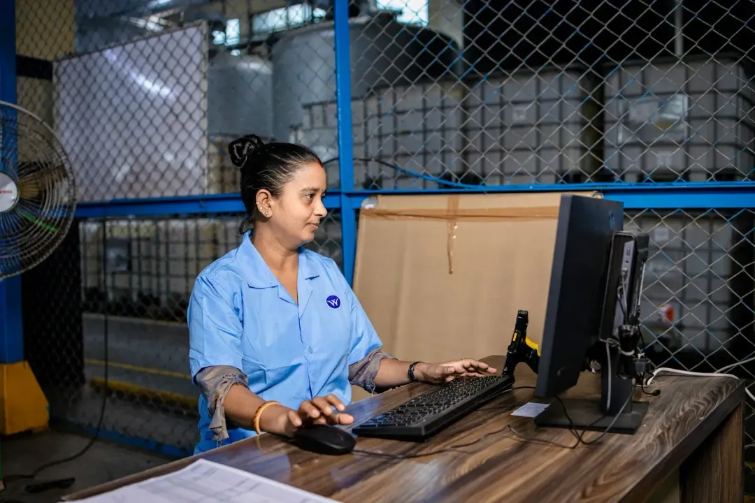 Trabajar en import export sin carrera universitaria: guía completa