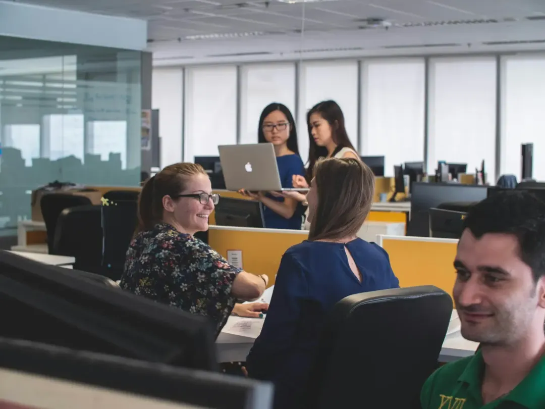 ¿Se puede trabajar en multinacionales sin carrera?