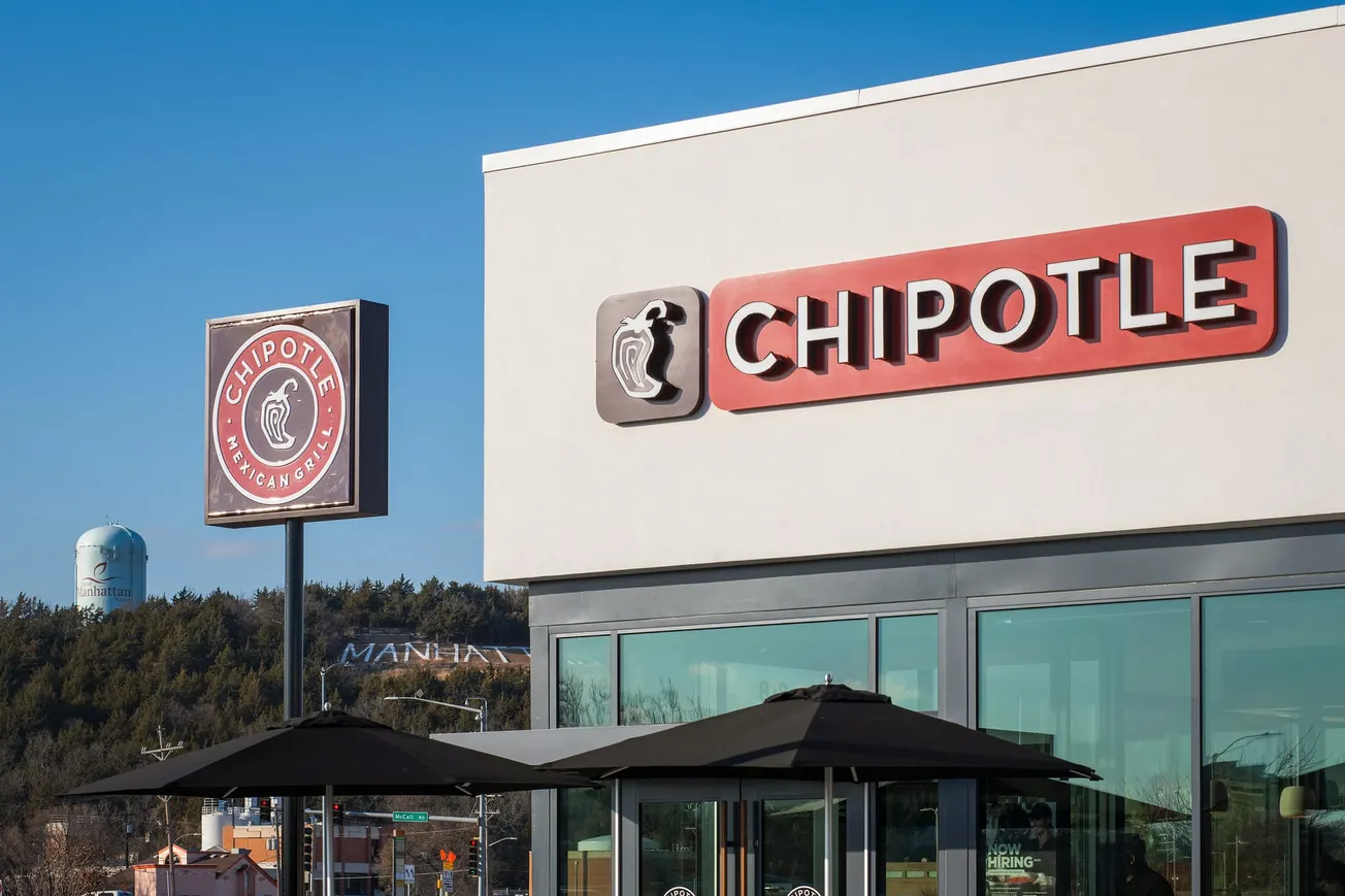 Starbucks pours cold water on Chipotle acquisition reports