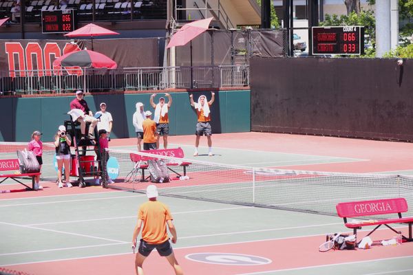 Texas handles Baylor, advances to semifinals