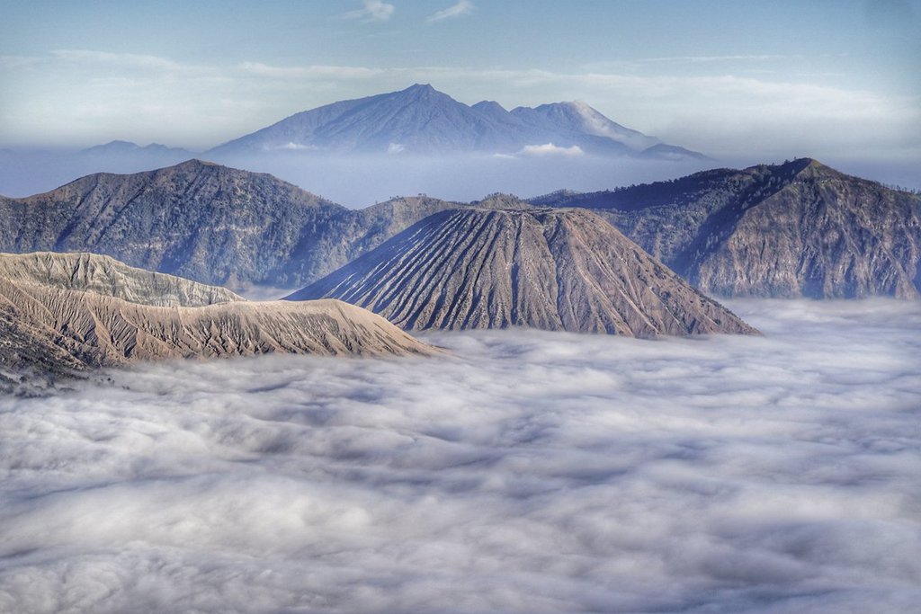 Watching_mount_Bromo-Semeru_from_Senduro_by_Calon_Mertua_Idaman_LuxioMPD_1024x1024