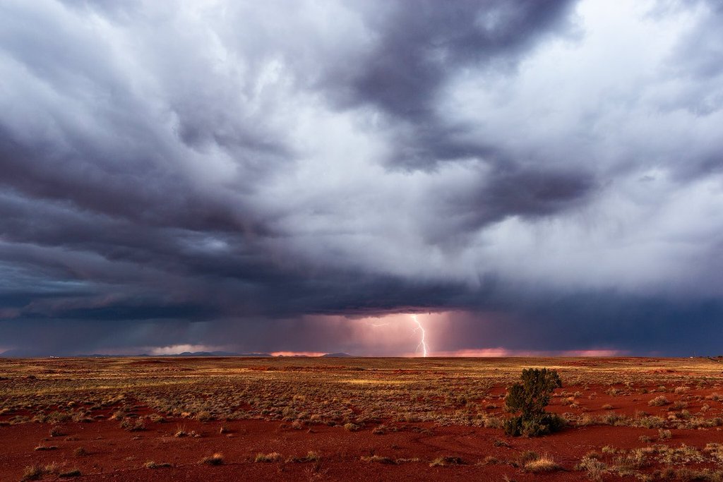 Storms_line_up_along_a_cold_front_near_Meteor_Crater_just_before_sunset._Arizona._By_John_Sirlin_SirlinJohn_1024x1024
