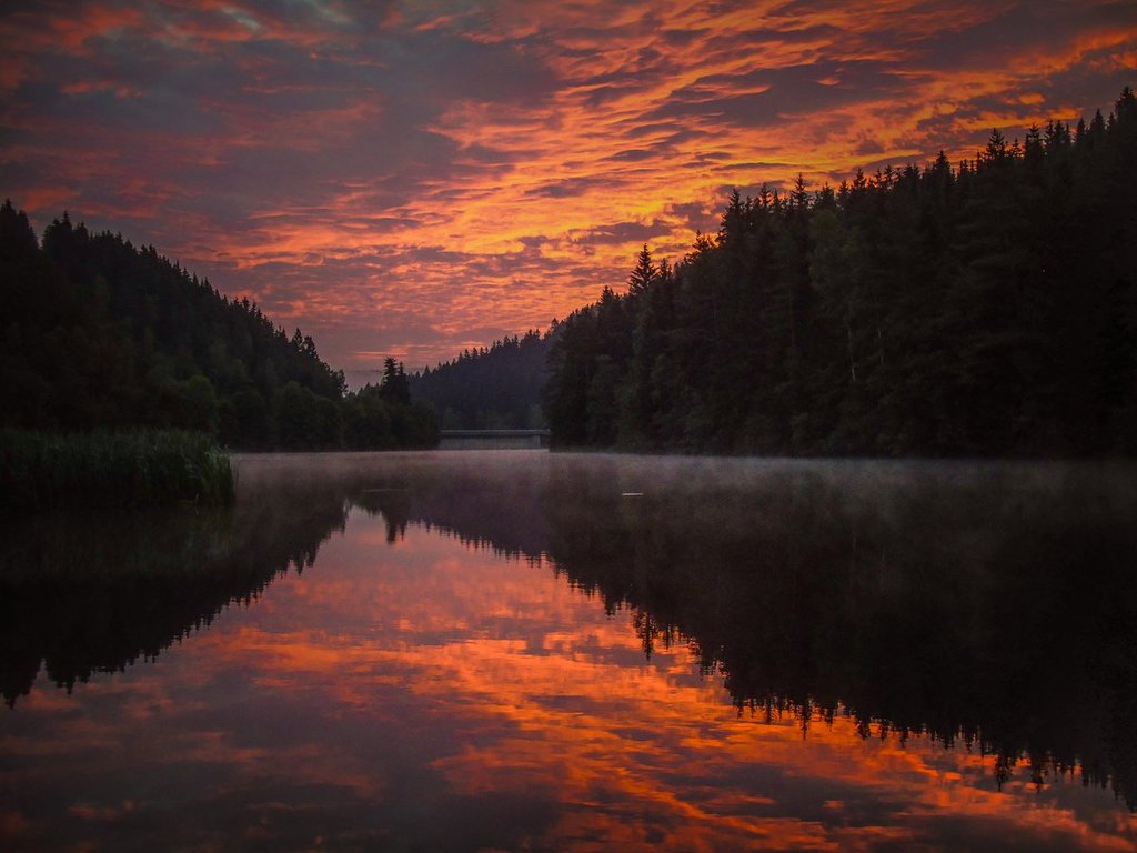 2nd_Place_Beautiful_sunrise_above_the_okertalsperre_Germany_by_Meteo-Nederland_SevereWeather_N_1024x1024