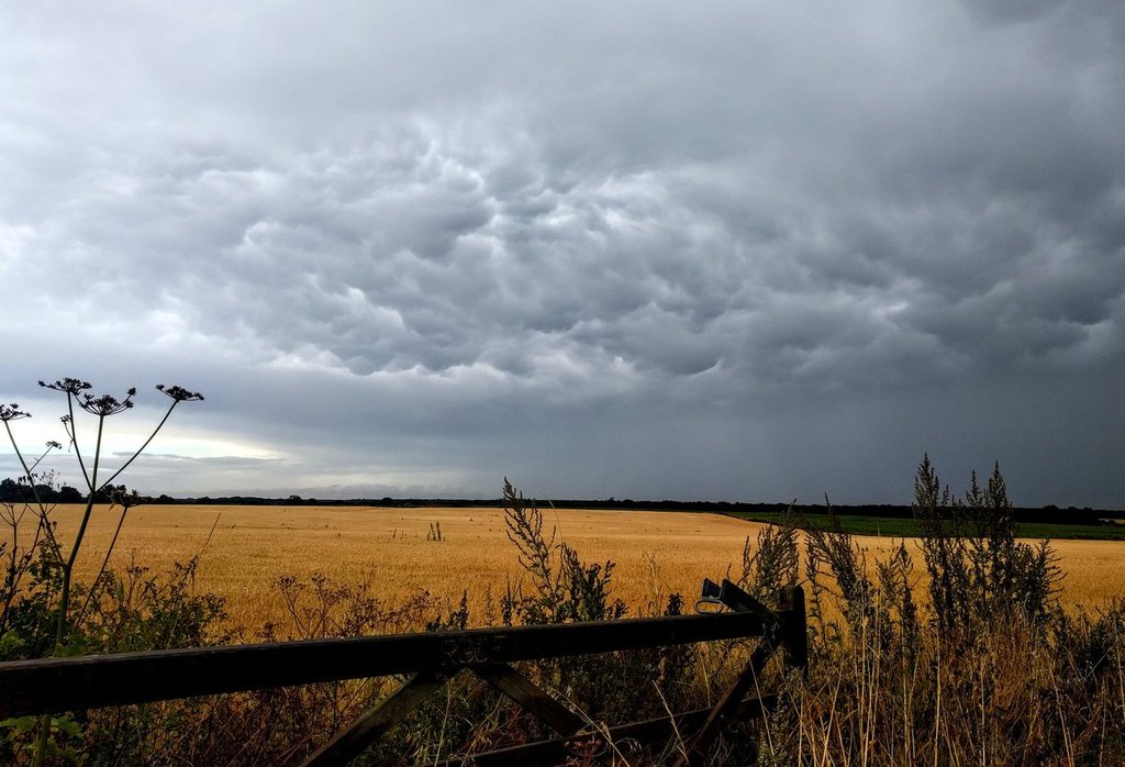 3rd_Place_Mammatus_cloud_Norfolk_UK_by_Jo__JoClarke_1024x1024