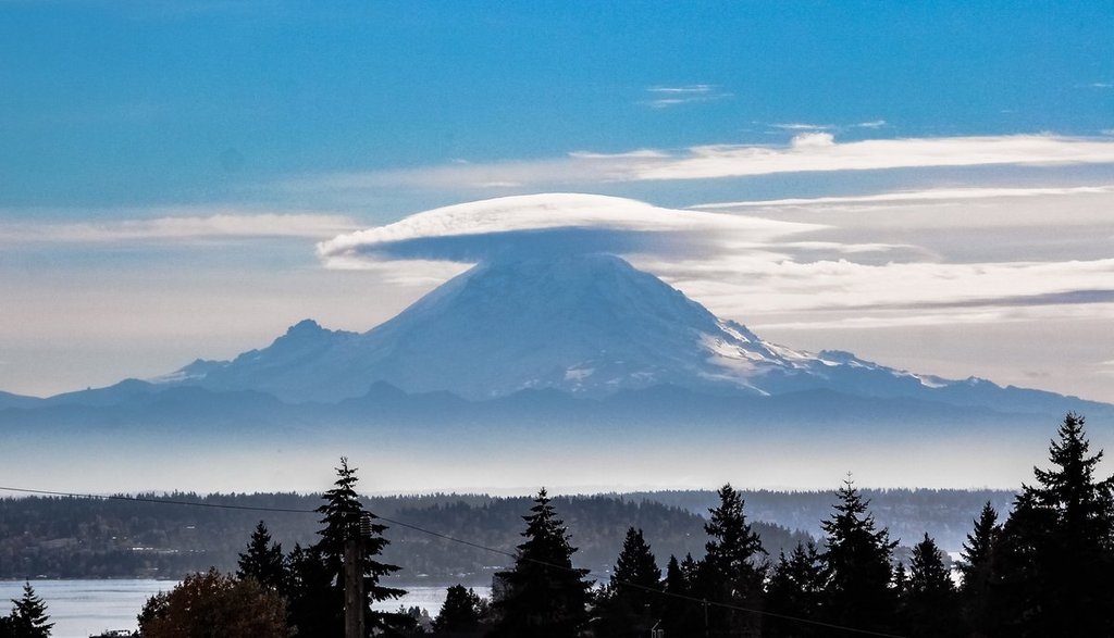 Lenticular_cloud_over_Mt_Rainier_Maple_Leaf_Park_WA_by_Alex_Lubbers_AlexLubbers2_1024x1024