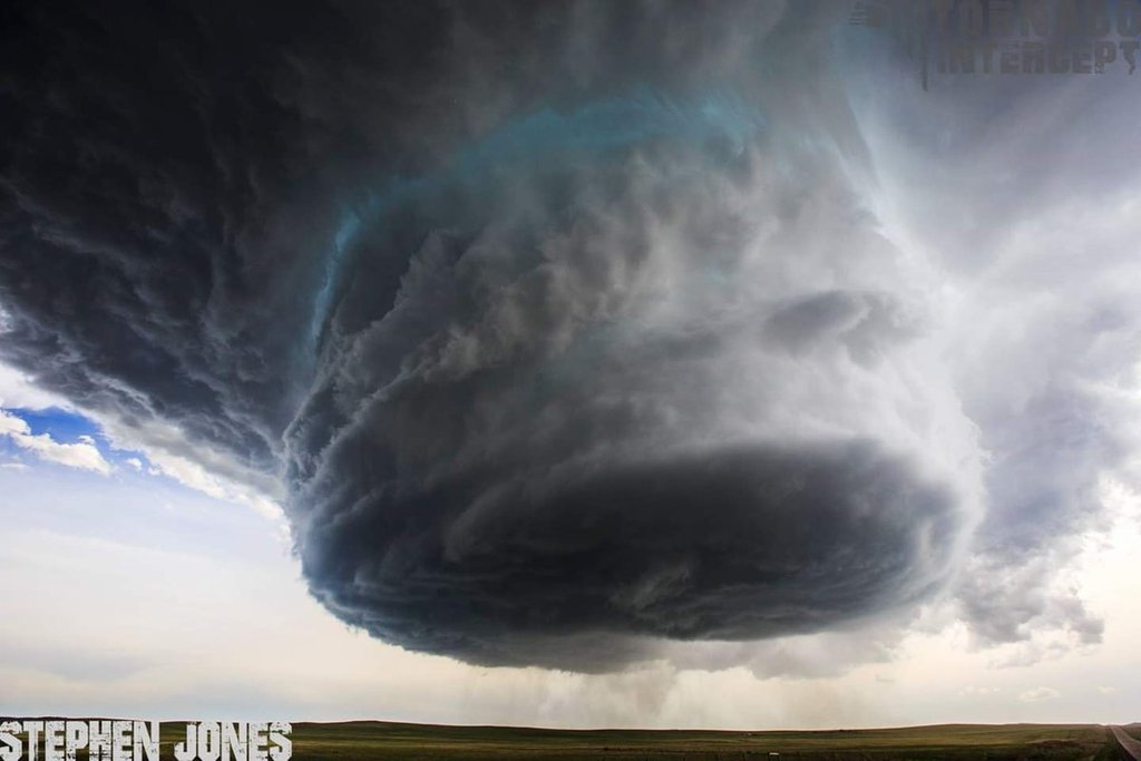 Supercell_in_Wyoming_by_Stephen_Jones_Tornado_Steejo_1024x1024
