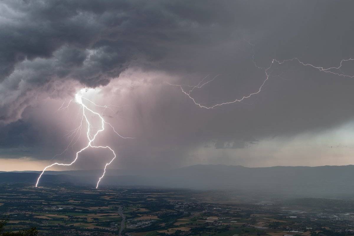 Coups de foudre positifs sur le genevois by Christophe Suarez @suarezphoto