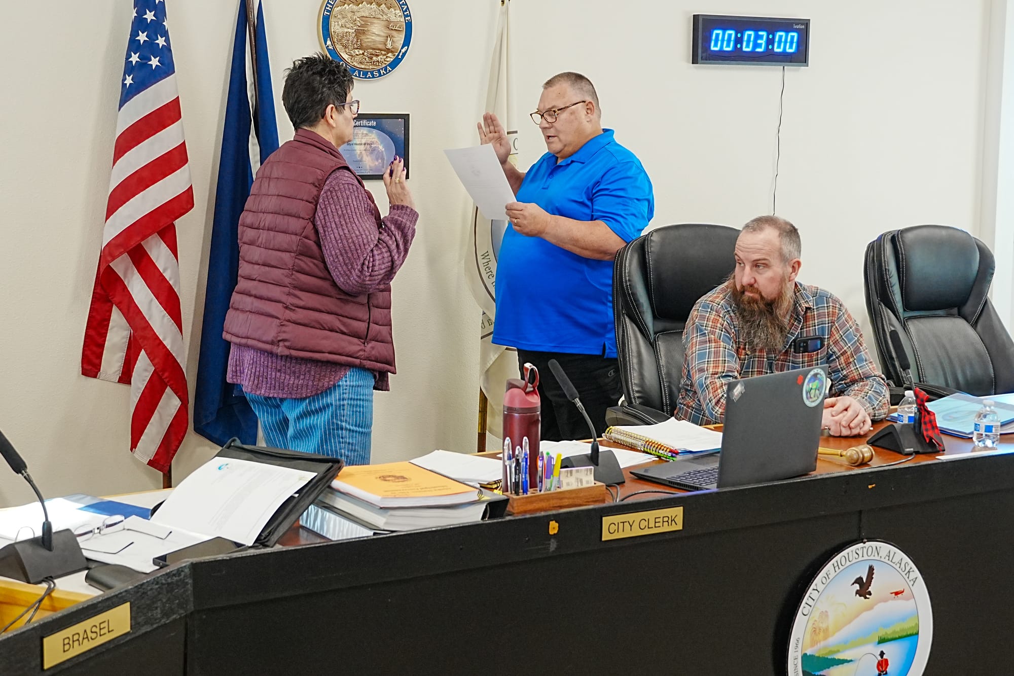 Houston Council member Jason Kahn listens to Houston City Clerk Tani&nbsp;Schoneman swear Council member Carter Cole