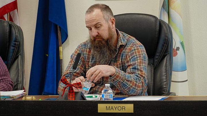 Houston Mayor Jason Kahn listens to the city's clerk read his resignation statement