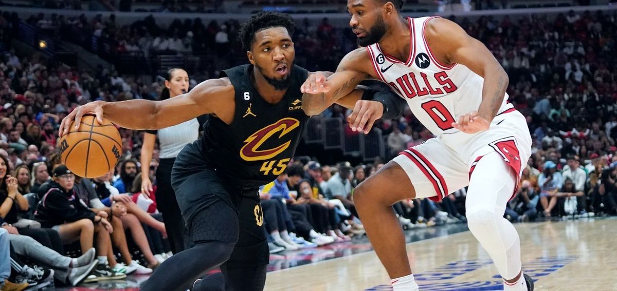Mitchell scores 32 points, Cavaliers roll past Bulls 128-96
