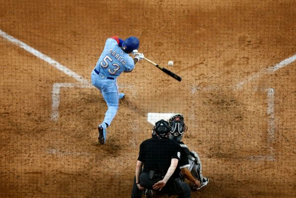 Chicago pounds out 15 hits, beats Texas 8-2 for series split