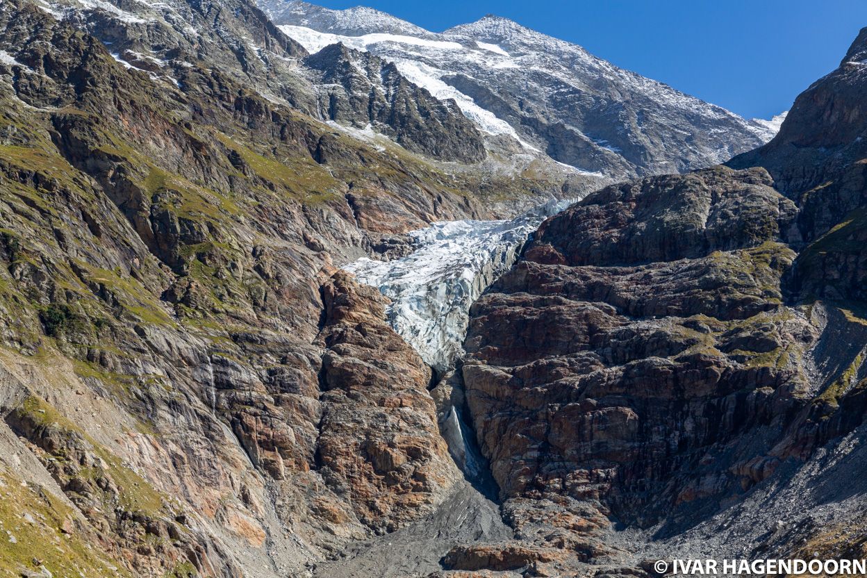 View along the trail to the Schreckhornhütte