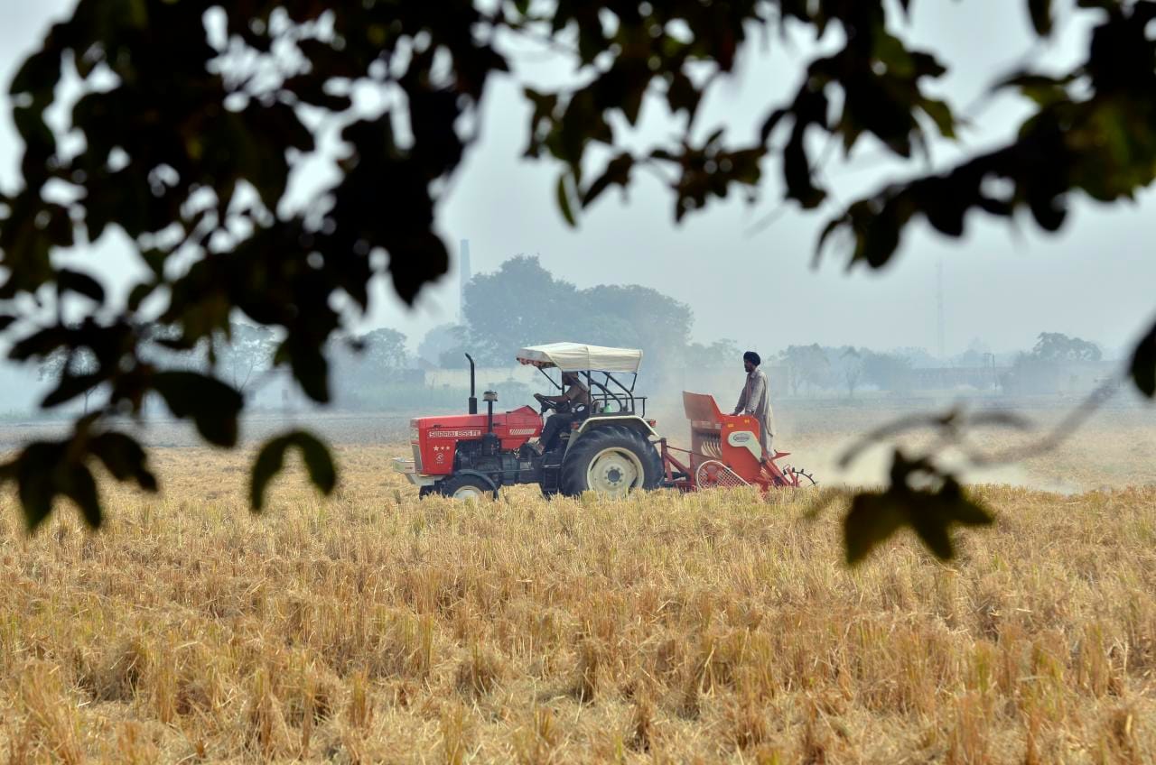 Wheat planting in a field of rice stubble, using the tractor-pulled Happy Seeder, which eliminates the need to burn rice residues after harvest. Near Sangrur, SE Punjab, India. Image by Alliance of Biodiversity and CIAT via Flickr