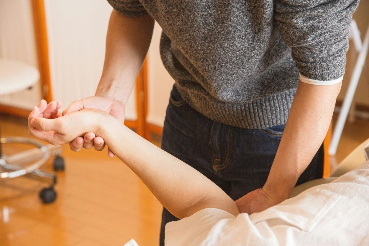 Wat zijn de verschillende specialisaties waarin een fysiotherapeut werkt?