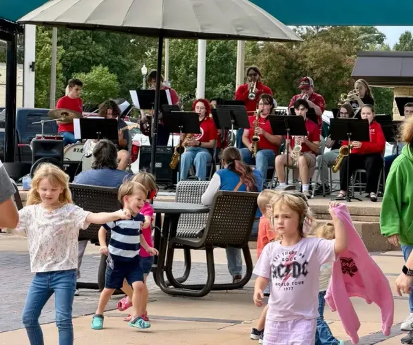 Washington Elementary Pre-K students picnic and dance at Music on the Plaza