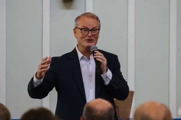 During visit to Lindsborg, Adam Hamilton speaks on religion, money, and Chuck Schumer