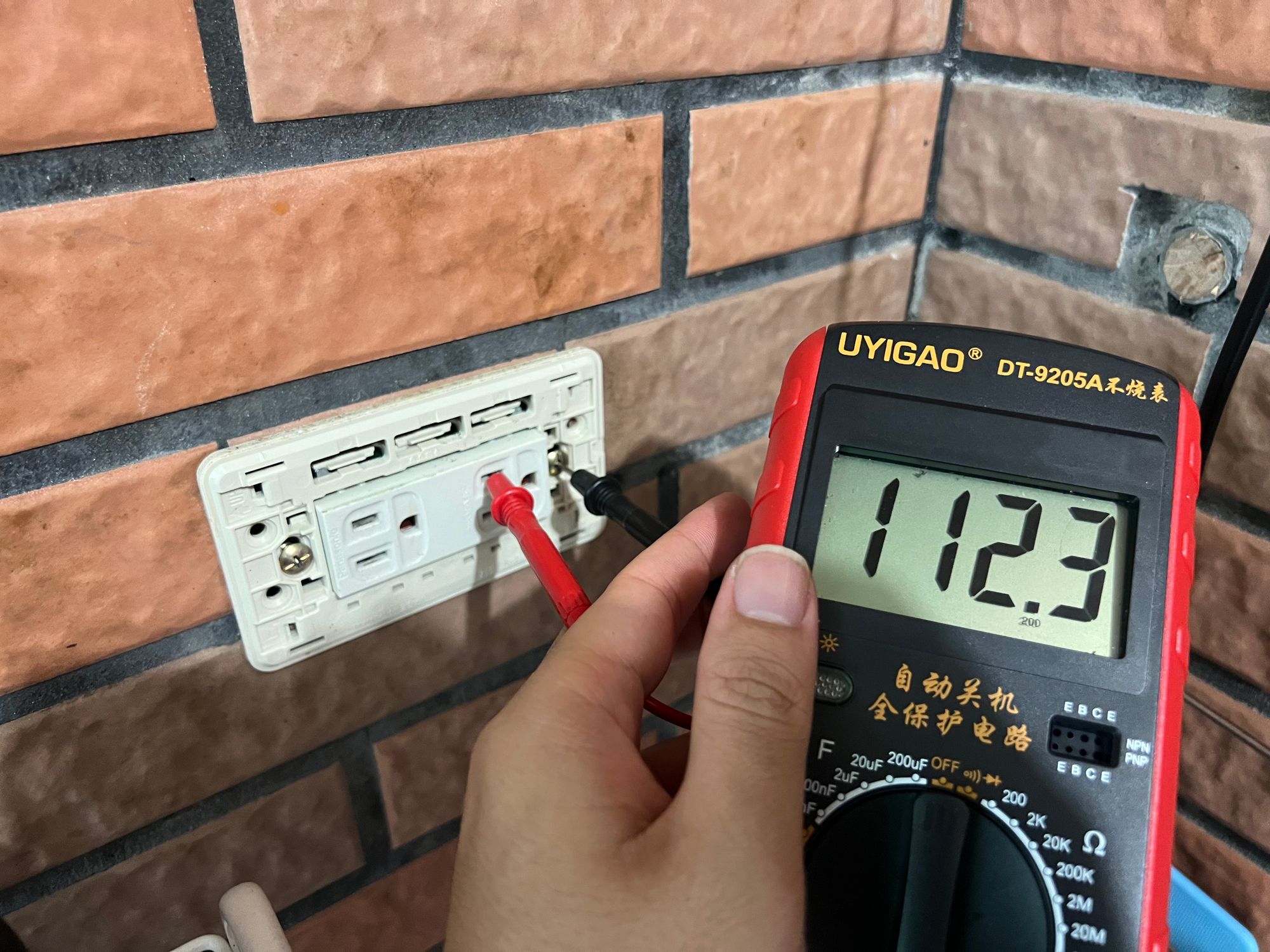 結果螺絲就有接地了。