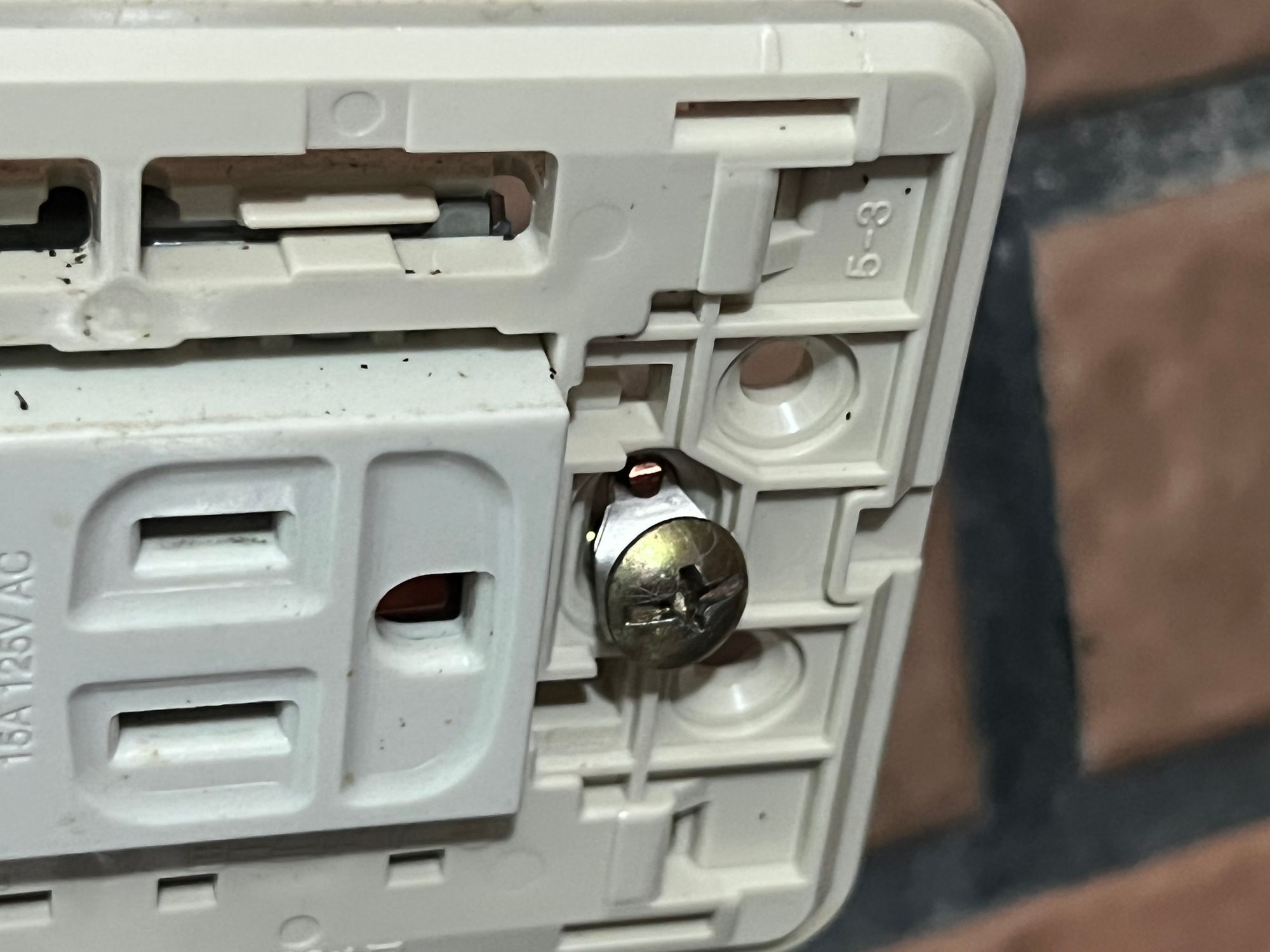 壓接上Y字接頭後，就可以直接用螺絲鎖到鐵盒上固定了。