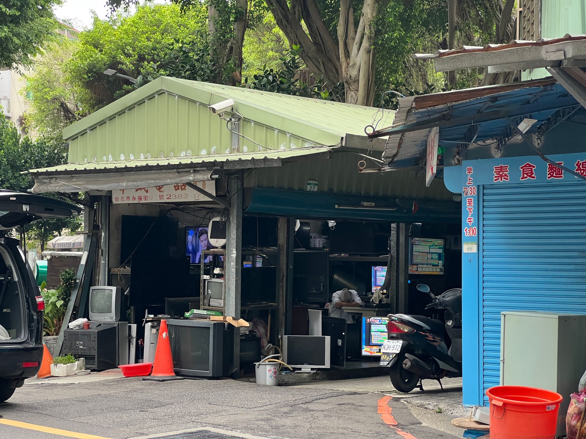 裡面主要是修電視、擴大機等影音器材的店家。